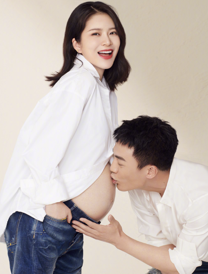 杜淳首晒妻子孕期写真,亲吻王灿孕肚,与腹中宝宝温馨互动超幸福