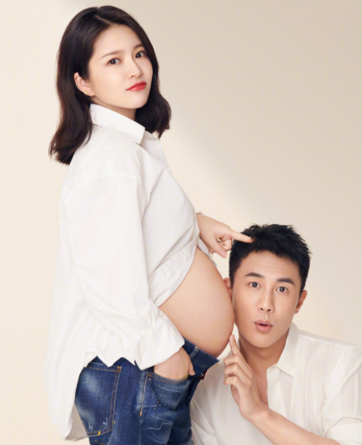 杜淳首晒妻子孕期写真,亲吻王灿孕肚,与腹中宝宝温馨互动超幸福