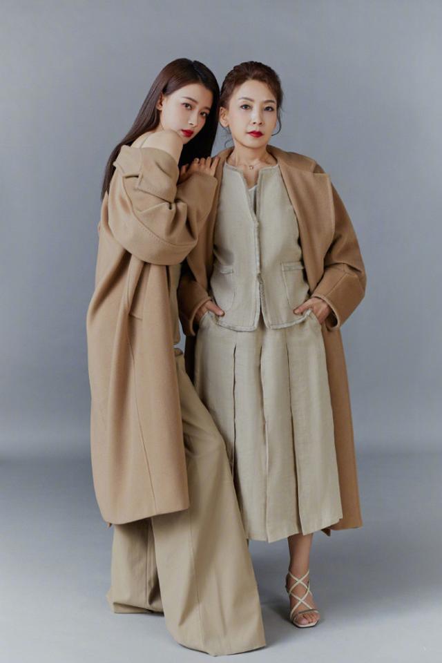 孙怡携妈妈拍时尚大片,50岁孙妈气质卓绝,与女儿同框像姐妹花